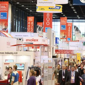 Besucher informieren sich über neue Produkte und Lösungen für industrielle Automation sowie Antriebs- und Fluidtechnik auf den Messen „Industrial Automation North America“ und „MDA North America 2014“ in Chicago.