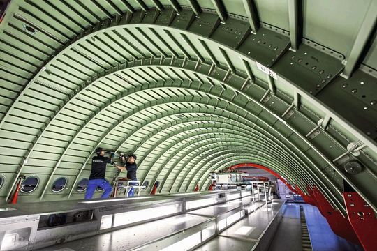 Anordnung der Stringer und Spante im Flugzeug. Anordnung der Stringer und Spante im Flugzeug.