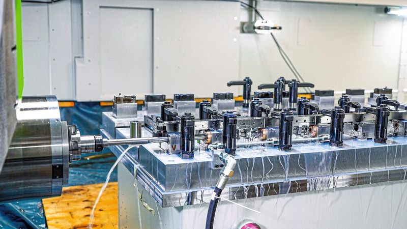 Eine Reihenbohrstange mit Durchmesser 17 Millimeter und einer Gesamtlänge von 685 Millimeter bearbeitet die Hauptbohrung fertig. (Bild: Mapal)