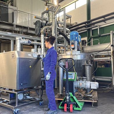 Der „Dryer-Grinder“: Der neu entwickelte Mahltrockner macht aus feuchtem Klärschlamm ein feines, nahezu wasserfreies Pulver. (Bild: Universität Stuttgart / Ayumi Schober)