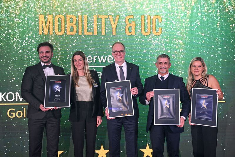 v. l.: Platin erhält Herweck (Sergio Gagliardi und Sandra Schu), die Gold-Awards gehen an	Komsa (Steffen Ebner), die Michael AG (Valon Kuci) und Jacob Elektronik (Anja Müller)  (Bild: Vogel IT-Medien)