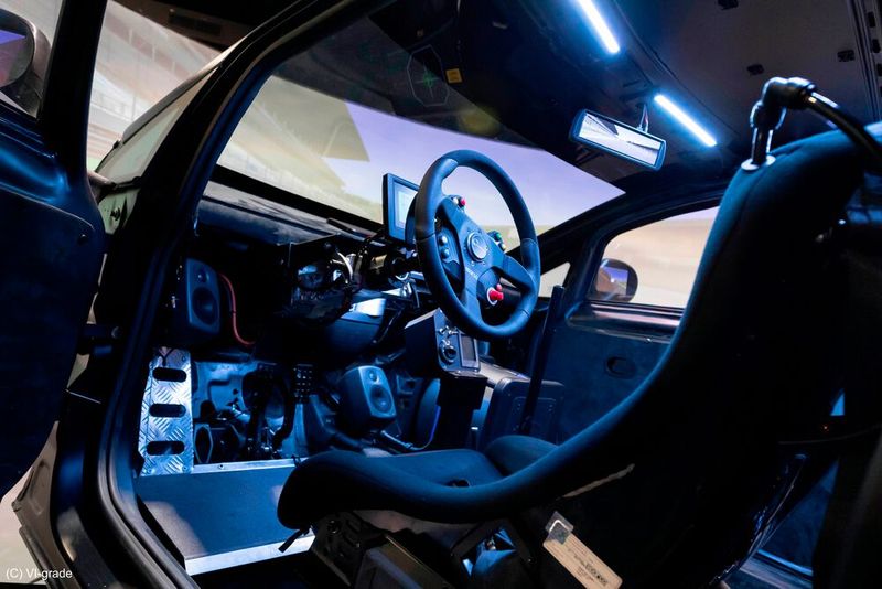 Der Fahrsimulator ermöglicht es, Fahrdynamikmanöver mit großen planaren Verschiebungen ohne „motion cueing“ nachzubilden, wodurch der Fahrer in eine virtuelle Umgebung eintauchen und ein realistisches Fahrgefühl erleben kann. (Bild: VI-Grade)