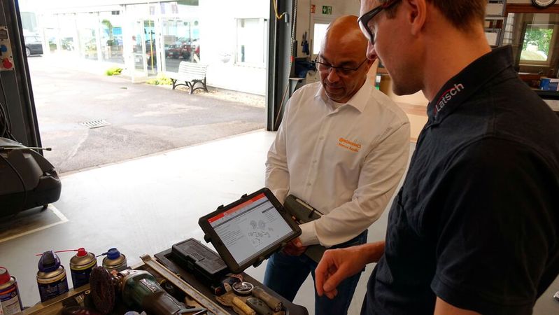 In Sachen Digitalisierung ist Christian Latsch (rechts) vielen anderen freien Werkstätten weit voraus.(Bild:  Rosenow – VCG)