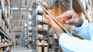 In Entwicklungsprozessen, über die Fertigung bis hin zur Logistik fallen in Unternehmen vielzählige Informationen an, die man mit KI quellenübergreifend vernetzen und aufbereiten kann. (Bild: ©bannafarsai - stock.adobe.com)