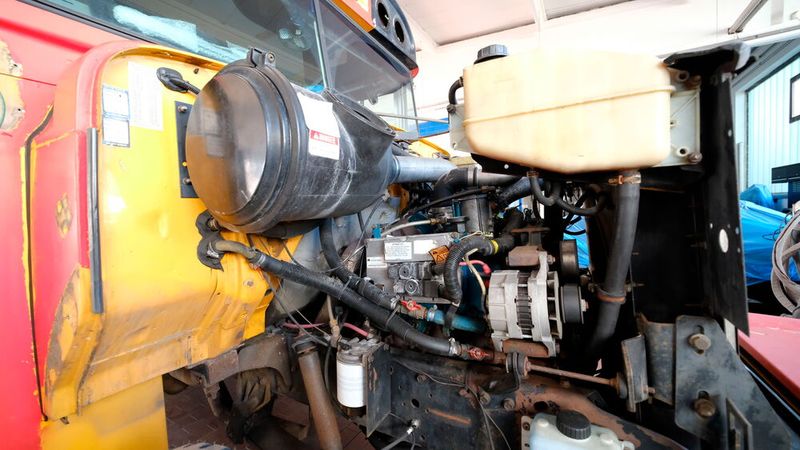 Der 24 Jahre alte Schulbus hat einen Achtzylinder-Motor mit 142 kW unter der (umgeklappten) Motorhaube. (Bild: Holger Zietz - VCG)