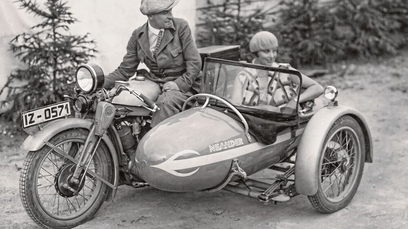 Ein Paar in einer Motoclub mit Neander-Beiwagen. Genauer gesagt das Ehepaar Kruck, deren Firma als Veredler eng mit Opel zusammenarbeitete. (Bild: Opel Automobile GmbH)