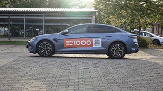 Ein erfrischender Anblick in einer Welt voller SUVs: Der BYD Seal ist eine Fließhecklimousine, die sich vor Tesla Model 3 und BMW i4 nicht verstecken muss. (Bild: Rosenow – VCG)