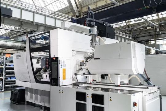 Präzision im Zehntelgramm-Bereich: Die vollelektrische „e-mac 200“ von Engel steht für reproduzierbare Prozesse bei kleinsten Schussgewichten. Und das ist noch nicht alles, was das Unternehmen auf der Fakuma zeigen wird ...(Bild:  Engel)