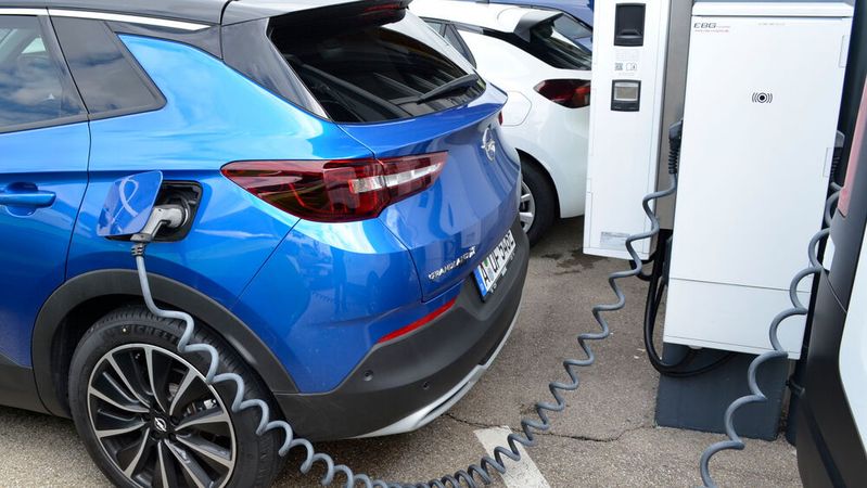 Ab 2035 sollen in der EU nur noch lokal emissionsfreie Fahrzeuge zugelassen werden. Manche Hersteller unterstützen die Pläne. Ab 2035 sollen in der EU nur noch lokal emissionsfreie Fahrzeuge zugelassen werden. Manche Hersteller unterstützen die Pläne.