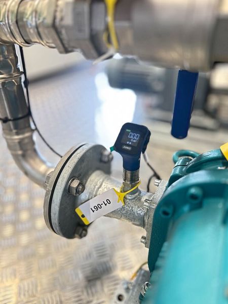 Der leistungsfähige Druckmessumformer Jumo Delos S02 misst zuverlässig den Druck an kritischen Stellen im Prozess, etwa an Pumpen oder in Reaktionsbehältern.  (Bild: Jumo)