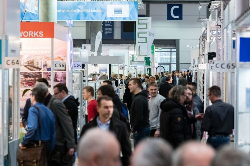 Andrang in der Messehalle auf der Zuliefermesse. (Bild: Jens Schlueter/Leipziger Messe)