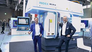 Philippe Dubois (li.) und Rainer Gondek (Marketingleiter) vor dem Mehrspindeldrehautomaten Index MS24-6, bei dem das Tausendstel am Werkstück «ankommt». (Bild: Matthias Böhm)
