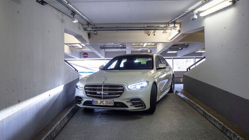 Im Parkhaus kommen Autos auch ohne Fahrer aus.