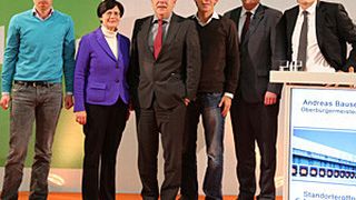 (v.l.): Rubin Ritter (GF Zalando), Christine Lieberknecht (Ministerpräsidentin Freistaat Thüringen), Matthias Machnig (Wirtschaftsminister Thüringen), David Schröder (Logistikleiter Zalando), Andreas Bausewein (OB Erfurt) und Andreas Fleischer (Goodman Regional Director Germany). (Bild: Zalando)