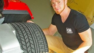 Mit seinem CFK-Know-how hat Constantin Bäns das Unternehmen CB Composites gegründet. Hier sieht man hier den Chef bei der Arbeit an einem Ferrari F40. (Bild: PFH)