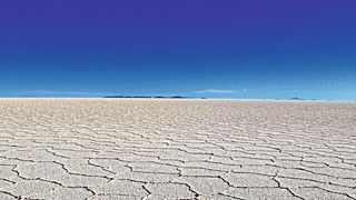Der Salar de Uyuni in Bolivien gilt mit mehr als 10.000 Quadrat­kilometern als die größte Salzpfanne der Erde – und hält mit die größten noch vorhandenen Reserven am Rohstoff Lithium.  (Bild: YLB)