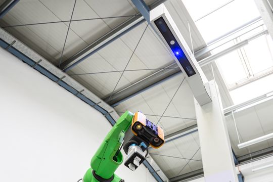 Stationäre und On-Arm-Kameras erkennen zuverlässig Werkstücke in unterschiedlichen Positionen sowie Behälterstrukturen.(Bild:  Liebherr-Verzahntechnik)