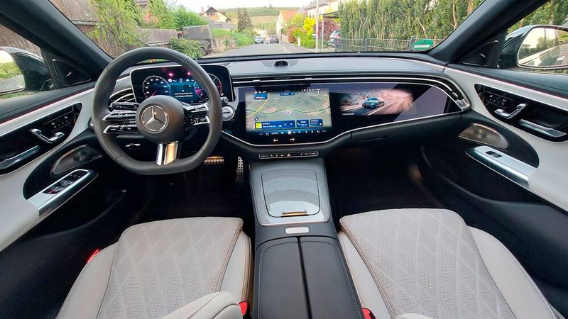 5. Der Innenraum: Setzt man sich in die E-Klasse Limousine, bleibt der Wow-Effekt nicht aus. Von der Verarbeitung, über die Materialien und die Haptik, bis zum riesigen digitalen Hightech-Cockpit mit gleich drei Displays: Die Limousine versprüht aus jeder Pore Luxus. Lediglich die Bedienelemente am Lenkrad wirken etwas überfrachtet und bieten zu wenig haptische Rückmeldung. (Bild: Mauritz – VCG)