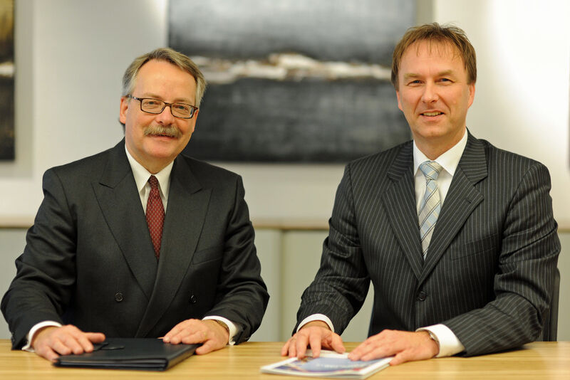 Die beiden Geschäftsleiter von Infraserv Knapsack Dr. Clemens Mittelviefhaus (li.) und Ralf Müller erwarten eine positive Entwicklung im laufenden Jahr. (Bild: Infraserv Knappsack)