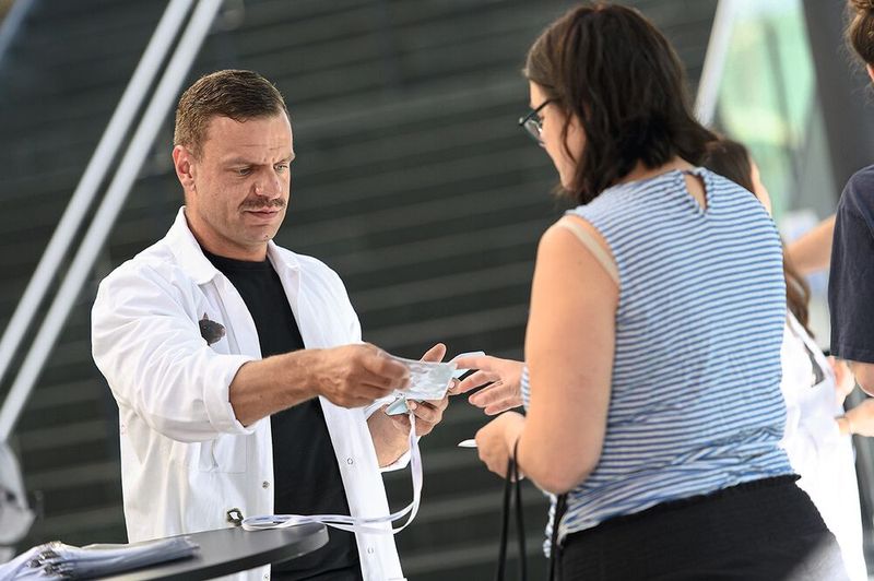 Während in Berlin eine Woche zuvor noch der Großteil der Besucher bereits um 9 Uhr bei Eröffnung der Messe kam, trudelten die Interessierten in Innsbruck eher nach und nach ein. Das erleichterte das Einchecken am Eingang.   Mehr Infos zu den kommenden LAB-SUPPLY-Messen finden Sie auf www.lab-supply.info (Bild: Stefan Stark)