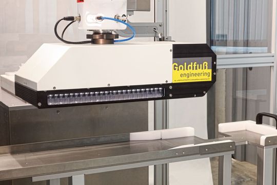 Das Verfahren gewährleistet die Aufnahme des kompletten Inhalts aus der Box und stellt damit sicher, dass wirklich alle Vials einer Charge erreicht und zugeführt werden.(Bild:  Yaskawa Europe)