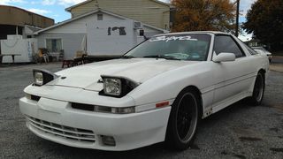 Toyota Supra Turbo: Mit der Präsentation der dritten Generation des Supra hatte sich die Baureihe 1986 von der Celica getrennt. Weiterhin mit Hinterradantrieb markierte ein Jahr später der Supra Turbo mit seinem 173 kW/235 PS starken V6 die Leistungsspitze, bis zu 245 km/h waren möglich. Allerdings haben Turbo-Besitzer immer wieder mit Motorproblemen zu kämpfen, nur wenige überlebten hierzulande. (Bild: ilikewaffles11
)