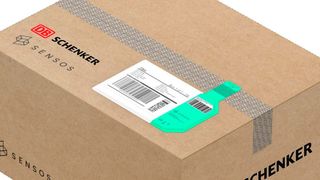 Ein innovatives Tracking-Etikett von Sensos nutzt jetzt der Logistikdienstleister DB Schenker, um den Status von Sendungen zu checken. Die Technik ist so winzig, dass sie im Rahmen eines dünnen Aufklebers genutzt werden kann. Hier mehr Details. (Bild: DB Schenker)