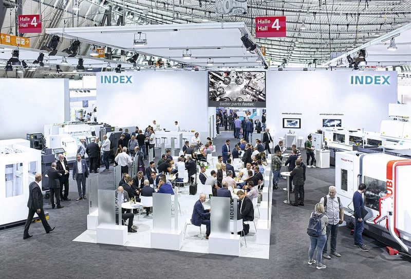 Der «Meet-the-Experts»-Counter im Zentrum des Messestandes lädt dazu ein, mit Applikations- und Technologiespezialisten von Index Aufgabenstellungen und Bearbeitungslösungen für die Branchen Medizintechnik, Luft- und Raumfahrt sowie Elektromobilität zu diskutieren. (Bild: Index-Werke GmbH & Co. KG Hahn & Tessky)