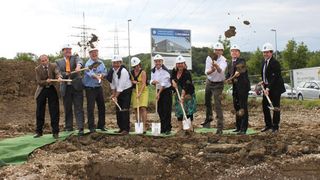 Bei der Metzinger Hans-Jürgen Geiger Maschinen-Vertrieb GmbH wird in die Hände gespuckt: Bereits im Herbst soll die neue Halle des Gebrauchtmaschinen-Händlers fertig sein. Bild: Geiger (Archiv: Vogel Business Media)