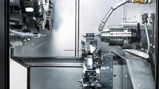 Vue du vaste espace de travail : les deux tourelles permettent un usinage simultané hautement productif sur la broche principale et la contre-broche.(Source :  Walter Meier (Fertigungslösungen) AG)