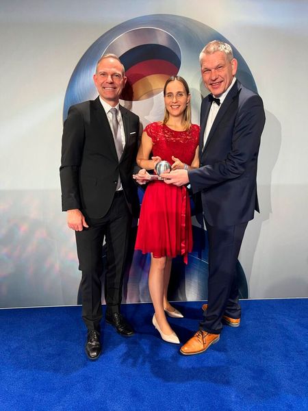 Die Ebm-papst Gruppe, führender Hersteller von Ventilatoren und Motoren, wurde am 28. November 2024 im Rahmen des Deutschen Nachhaltigkeitstages in Düsseldorf mit dem Deutschen Nachhaltigkeitspreis in der Kategorie „Motoren und Turbinen“ ausgezeichnet. Bereits 2013 erhielt das Unternehmen diese renommierte Ehrung für nachhaltiges Engagement. Im Bild von links: Harald Klaiber, Gruppengeschäftsführer Finanzen; Annemarie Hillenbrand, Nachhaltigkeitsmanagerin; Klaus Wittmann, Abteilungsleiter Nachhaltigkeit. (Bild: Ebm-Papst)