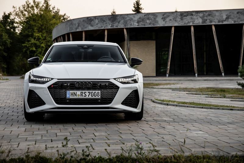 Der Kühlergrill sitzt tiefer als beim regulären A7, und statt Chrom gibt es drei Optikpakete: Schwarz, Aluminium matt und Kohlefaser.  (Audi)