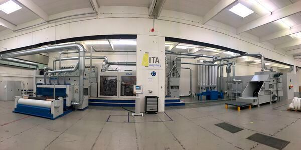 Vliesstoff-Kompaktanlagen zur Herstellung von Nadel-Vliesen aus Sonderfasern könnten zukünftig mit KI-Modellen optimiert werden.(Bild:  Institut für Textiltechnik Augsburg)