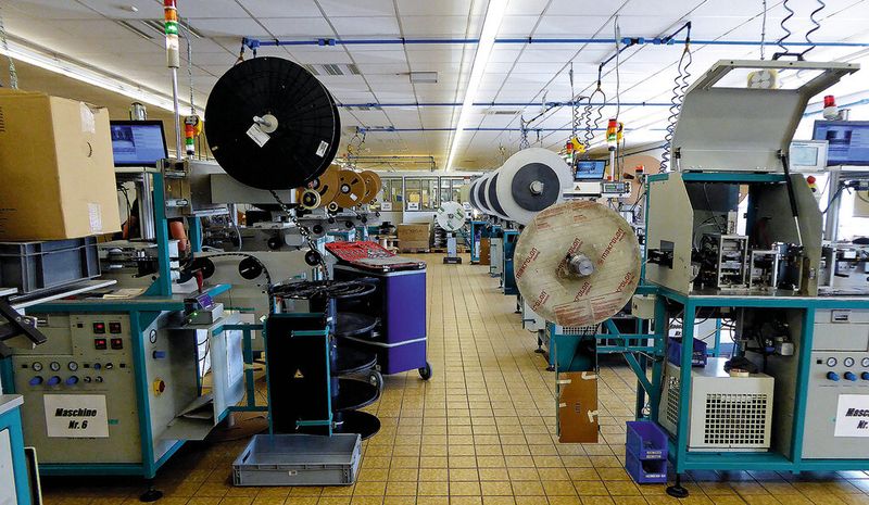 SWS fertigt die Blistergurte in einer Vielzahl von Geometrien in großen Mengen als Wickelware. Dafür steht dem Unternehmen ein hochmoderner Maschinenpark zur Verfügung, der permanent ausgebaut wird. Kunden aus der Automotive-, Elektronik-, Telekommunikations- und Solarindustrie setzen auf die hohe Qualität von SWS. (Bild: Kuhn)