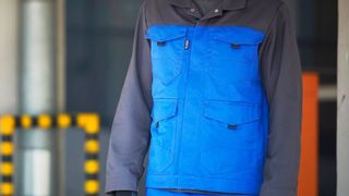 Mewa Move kann man nutzen, ohne die Kleidung zu besitzen: Jeder Mitarbeiter erhält sein persönliches Outfit in mehrfacher Ausstattung. Zu vereinbarten Terminen wird die getragene Kleidung von Mewa abgeholt und frische angeliefert (Mewa)