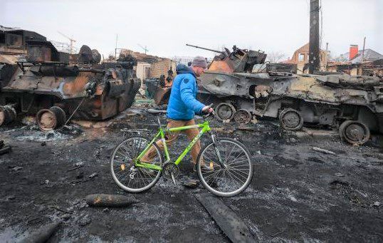 Das sind echt kaputte „Maschinen“ – zerstörte Panzer auf dem Ukraine-Schlachtfeld. Was sich da in über zweitausend Kilometern Entfernung abspielt, hat aber direkte Konsequenzen für den hiesigen Maschinenbau. Lesen Sie mehr dazu.(Bild:  AP)