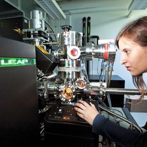 Mit der Atomsonden-Tomografie können Forscher in das Innere von Materialien blicken und ihre Strukturen auf atomarer Ebene analysieren.