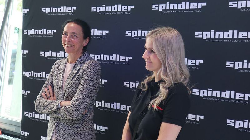 Marketingchefin Nadine Dierl (r.) wollte mit der Afterwork-Party nicht zuletzt Neukunden anlocken. (Grimm/»kfz-betrieb«)