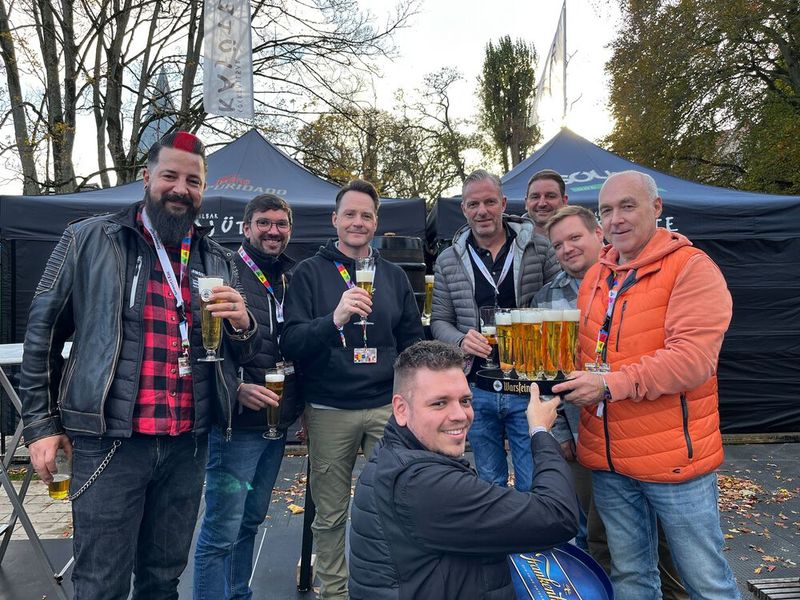 Die Geschäftsführer Markus Hollerbaum und Björn Siewert und ihr Team zapfen das Bier für ihre Kunden. (Bild: Vogel IT-Medien GmbH)