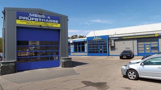 Blick von der Einfahrt auf die Immobilie der freien Werkstatt: links die Prüfstraße, rechts die Werkstätten. (Bild: Diehl – »kfz-betrieb«)