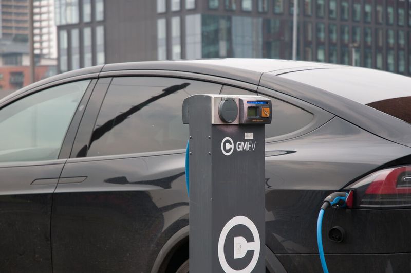 Keine Ladesäulenpflicht für alle bestehenden Gewerbeparkplätze: In England sind entsprechende Pläne zurückgezogen worden.(Bild:  Tesla Model X at a GMEV charging point /JCT 600 / CC BY-SA 2.0)