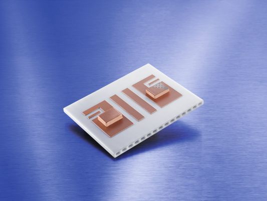 Bild 4: Der Oberseitenkühler mit aufgesinterten Quadern. Der rechte Quader ist zur besseren Erkennbarkeit der Vias nur partiell metallisiert. (Bild: CeramTec)