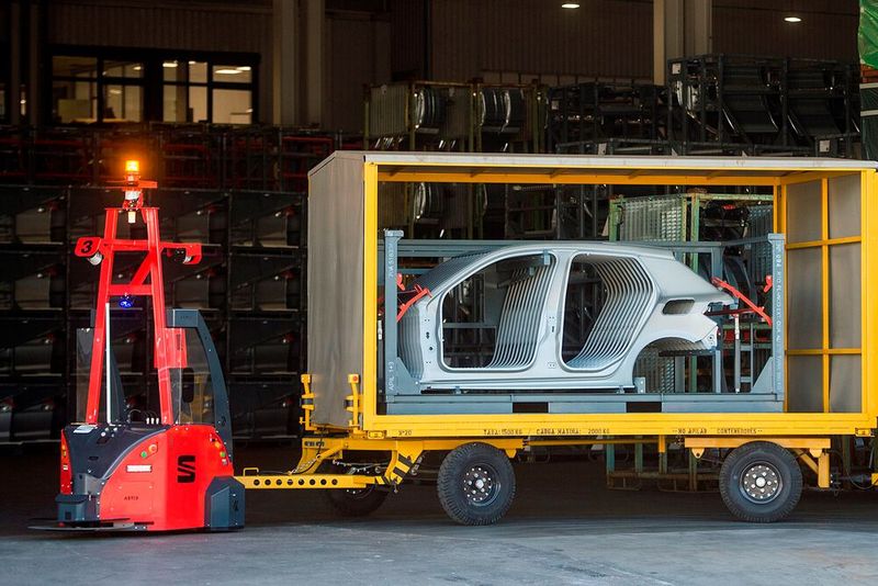 Im Seat-Werk im spanischen Mortell bewegen sich bereits acht Transportroboter autonom durch den Außenbereich des Werksgeländes.(Bild:  Asti Mobile Robotics)