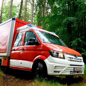 Im Feuerwehreinsatz: Ein 5,0-Tonner MAN TGE 5.180 mit Allradsystem.(Bild:  ampnet/MAN)