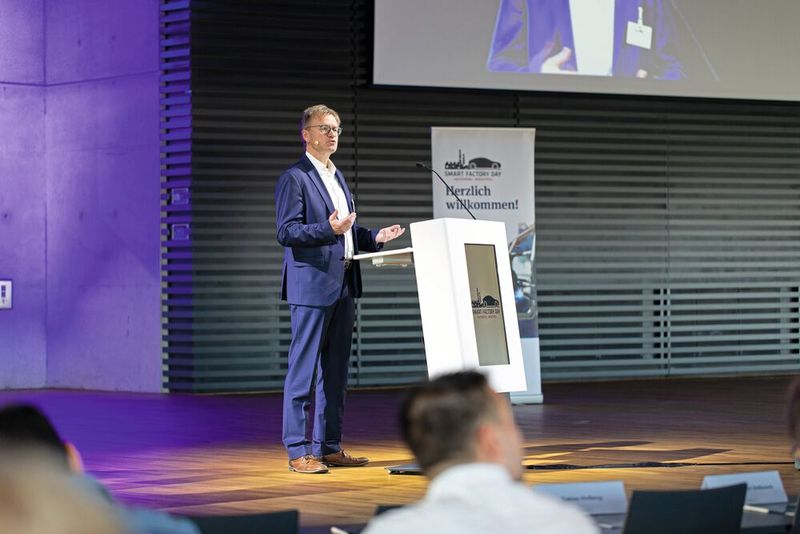 »AI«-Chefredakteur Claus-Peter Köth begrüßte die Teilnehmer im Porsche Experience Center Leipzig.  (Bild: Max Niemann)