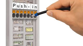 Mit der Push-in-Anschlusstechnik lässt sich der Prozess der Verdrahtung deutlich rationalisieren. (Bild: Phoenix Contact)