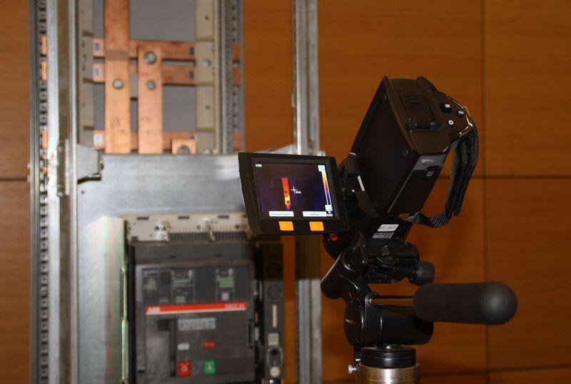 Wärmebildkameras kommen unter anderem bei der vorbeugenden Instandhaltung von elektrischen Anlagen zum Einsatz.  Bild: Zwettler (Archiv: Vogel Business Media)