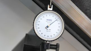 Wird der CFK-Träger erwärmt, führt das bei der herkömmlich montierten Schiene bald zu einer messbaren Ausdehnung.... (Bild: Königsreuther)