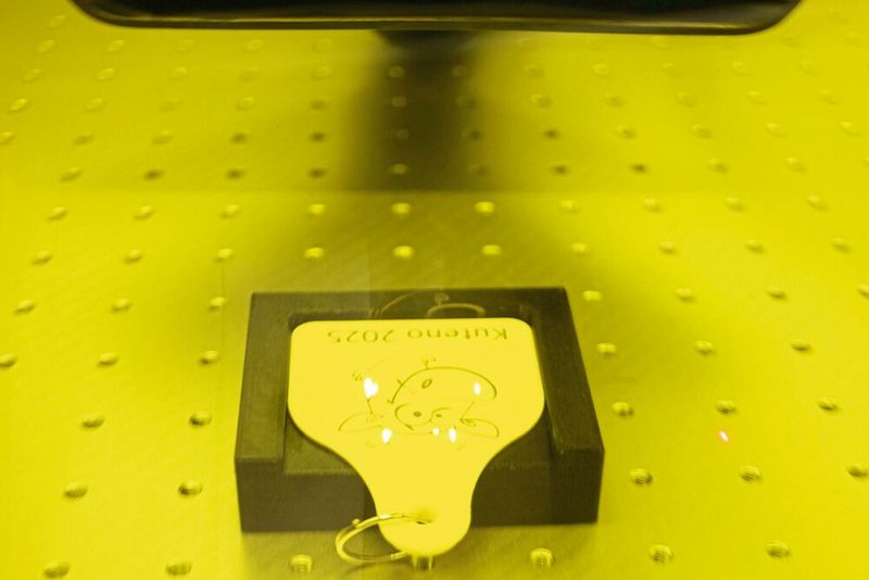 Am Stand des Markierungsspezialisten be-laser konnten sich Besucher ihr eigenes Ku(h)teno-Badge lasern.  (Bild: Maschinenmarkt)