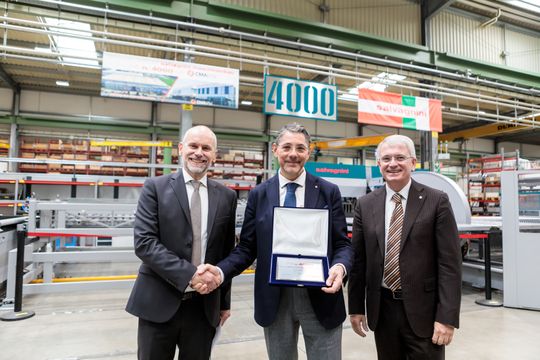 Giulio Caputo, Co-CEO von CMA Lifts, zwischen Tommaso Bonuzzi, Salvagnini Sales & Marketing Director, und Wolfgang Kunze, Technischer Direktor bei Salvagnini Maschinenbau.(Bild:  Salvagnini)